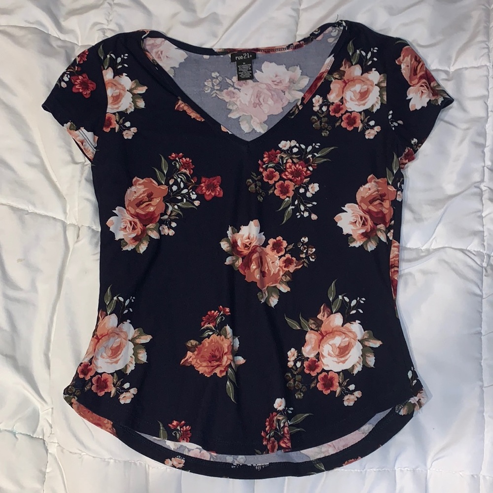 Rue 21 Floral Fitted T-shirt size Medium